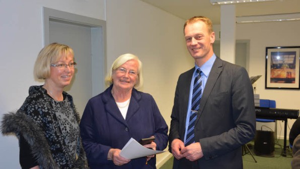 Die Ehrenmedaille des CDU-Kreisverbandes überreichen Petra Nicolaisen (l.) und Johannes Callsen an Barbara Knoth. 